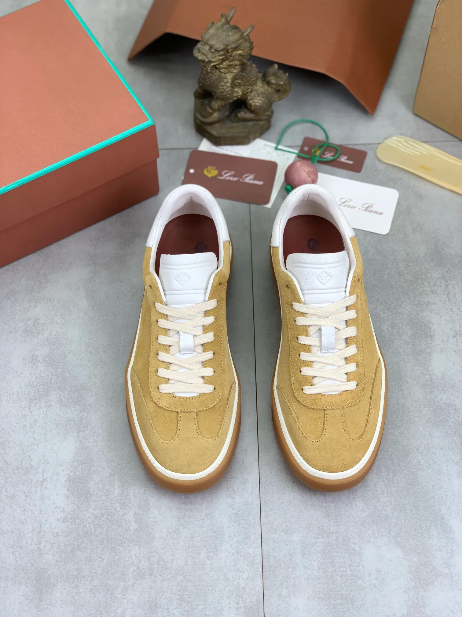 Men's Men's Shoes 💰P540 New 💰High Quality Loro Piana 💯Top Authentic Grade💯Buy the original 1:1 copy💯 Founded the existing Loro Piana company on April 24, 1924. It is now the sixth generation of family business, providing top quality products to customers who are discerning in taste and quality. Imported original fabrics, made of plain calfskin lining. Hand-sewn threads with cowhide feet. Original packaging. Size: 38-45. 7⃣️ colors available.